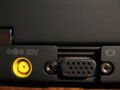 VGA- und Netzanschluss auf der Rückseite links