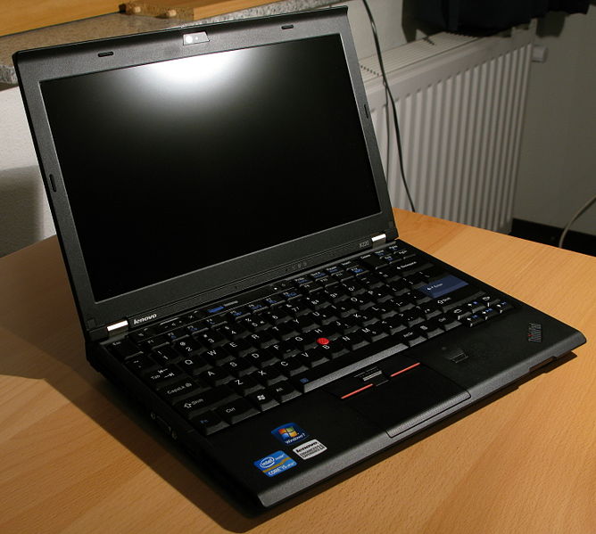 Datei:ThinkPad X220 vorn links.jpg